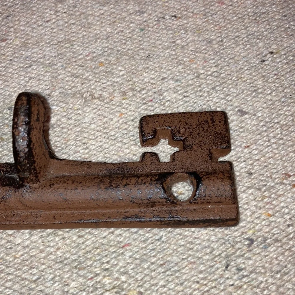 Rustic Brown Skeleton Key Shaped Holder Cast Iron Wall Mount 5 Hook Key Rack